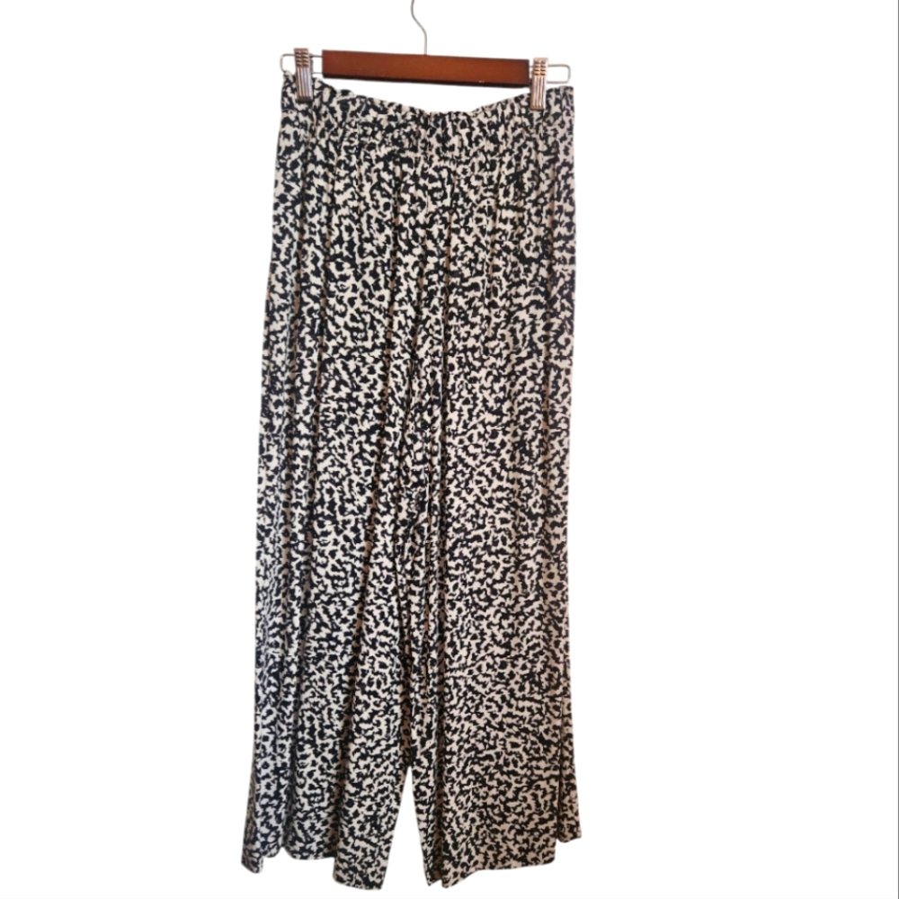 Black and Off-White Women's Pants Size SMALL Leopard print
